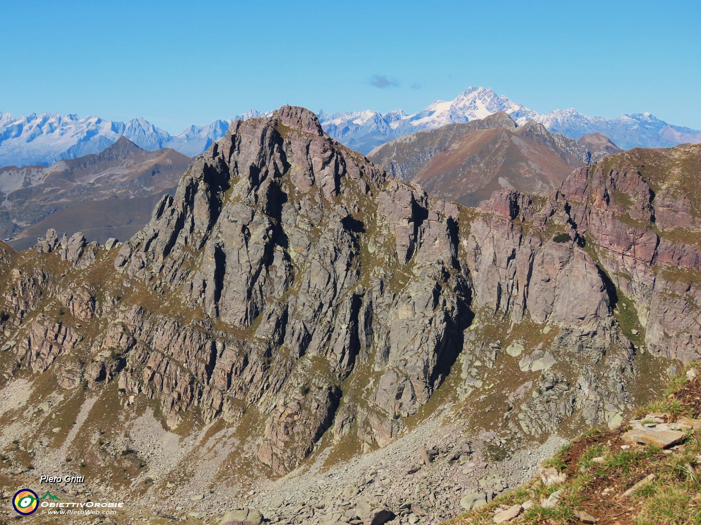 53 Pizzo del becco (2507 m) e a dx il Disgrazia (3678 m).JPG